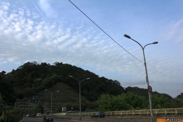 今天新店上空的長條雲