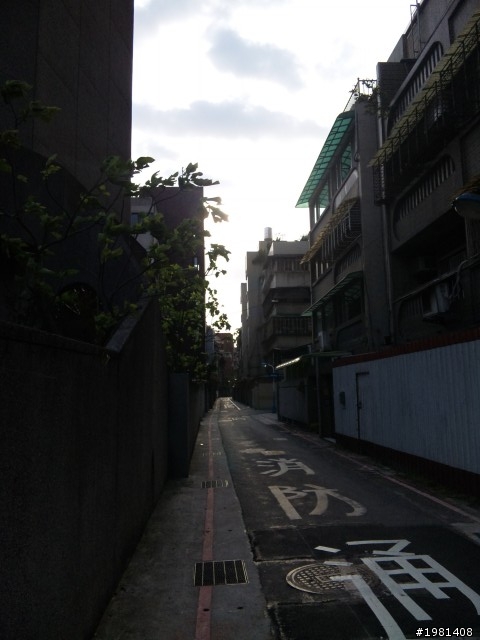 SHARP 背照式CMOS V.S. CCD (自家兄弟爭戰)