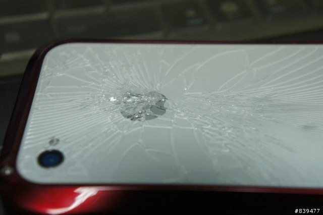 iPhone 4S 後蓋玻璃破了...
