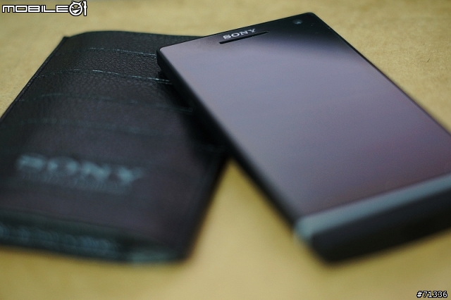 我把Xperia S 送的皮套撐大了...^^
