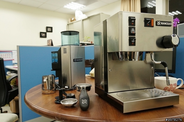 「開箱」RANCILIO SILVIA咖啡機及RANCILIO ROCKY磨豆機