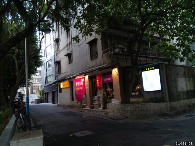 SHARP 背照式CMOS V.S. CCD (自家兄弟爭戰)
