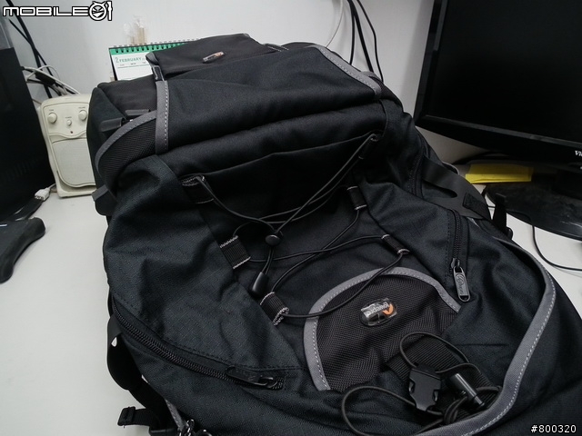 [開箱] 帶大腳架旅遊Lowepro CompuRover AW 羅普 電腦羅孚客 相機後背包