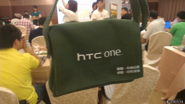 {HTC ONE X}高雄體驗會心得,(螢幕黃斑,溫度過熱,耗電的問題..)~~~