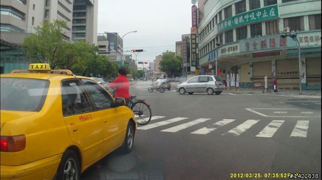 誰說只有機車會鑽車縫，汽車也不賴 ~