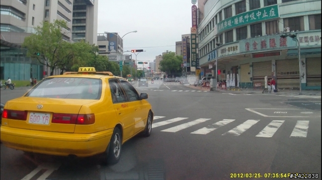 誰說只有機車會鑽車縫，汽車也不賴 ~