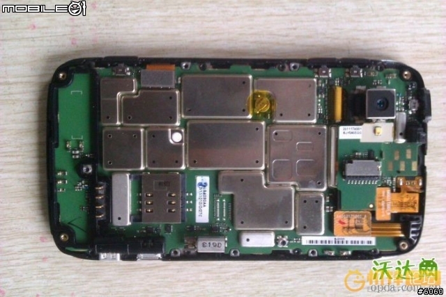 和HTC ONE X的用料相比，ME865簡直就是賓士嘛