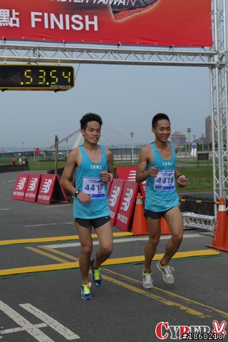 感受沿途的美景與氣氛!!!2012 New Balance路跑賽~原圖照片在賽圖網上線囉~