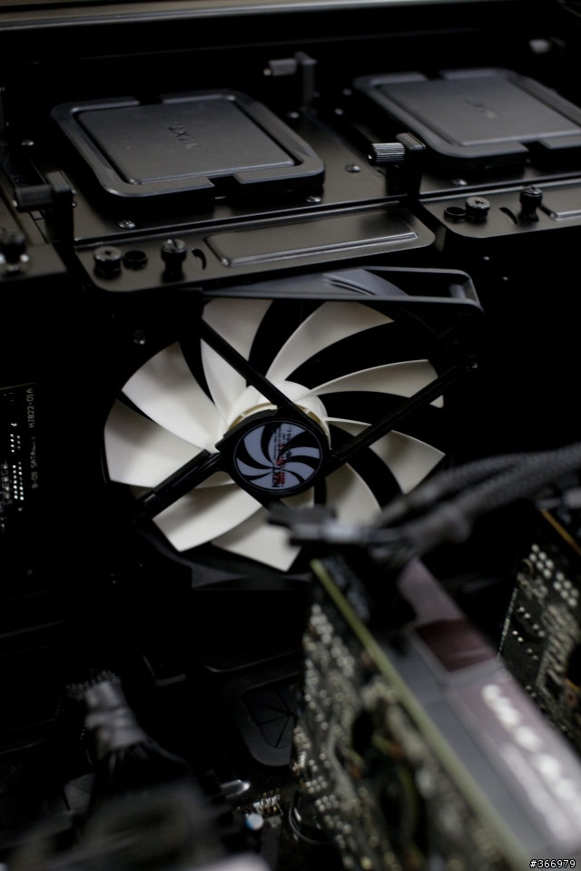 [簡易開箱] 水冷空冷兩相宜的NZXT Switch 810全塔機殼