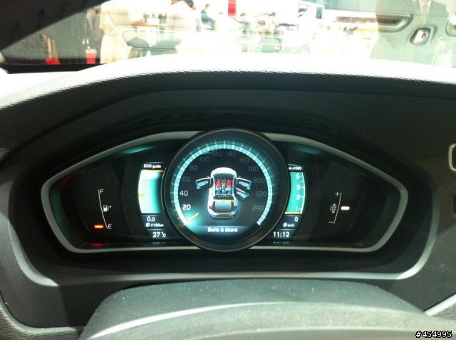 Volvo New V40實車照片(補上v40國際官方網站及專屬facebook)