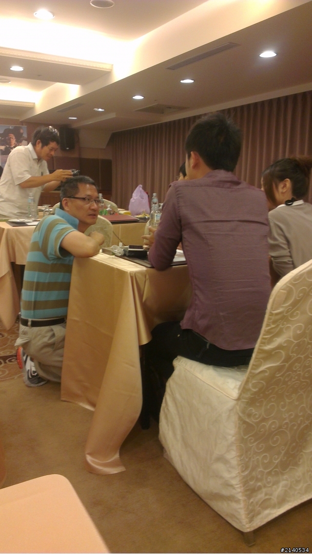 {HTC ONE X}高雄體驗會心得,(螢幕黃斑,溫度過熱,耗電的問題..)~~~