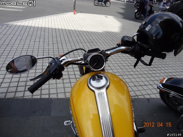 20120415越南胡志明市第一郡 NEW WORLD後方 八月革命路上 15台重型機車  1台法拉利F430