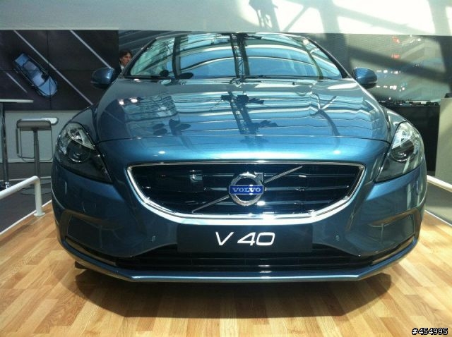 Volvo New V40實車照片(補上v40國際官方網站及專屬facebook)