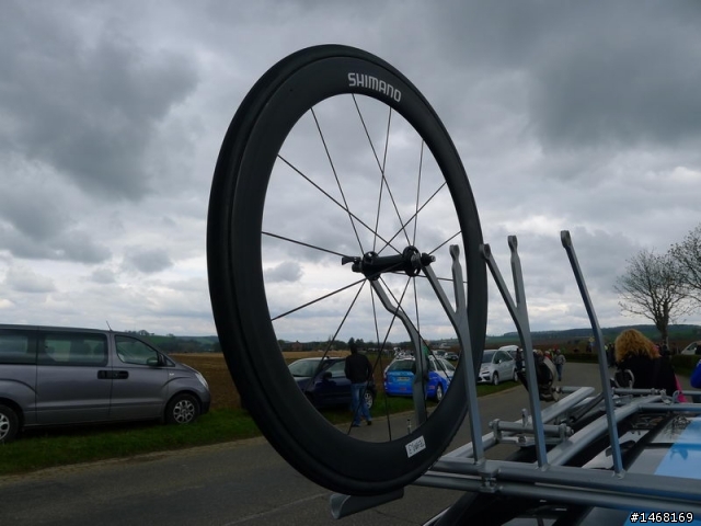 看到SHIMANO 11速的貼又被頂上來了，那就發兩張9000 50毫米板輪的實拍吧