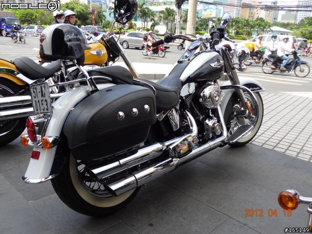 20120415越南胡志明市第一郡 NEW WORLD後方 八月革命路上 15台重型機車  1台法拉利F430