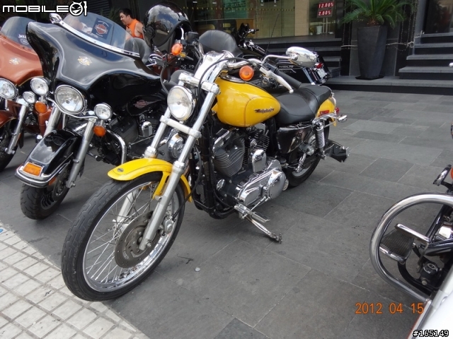 20120415越南胡志明市第一郡 NEW WORLD後方 八月革命路上 15台重型機車  1台法拉利F430