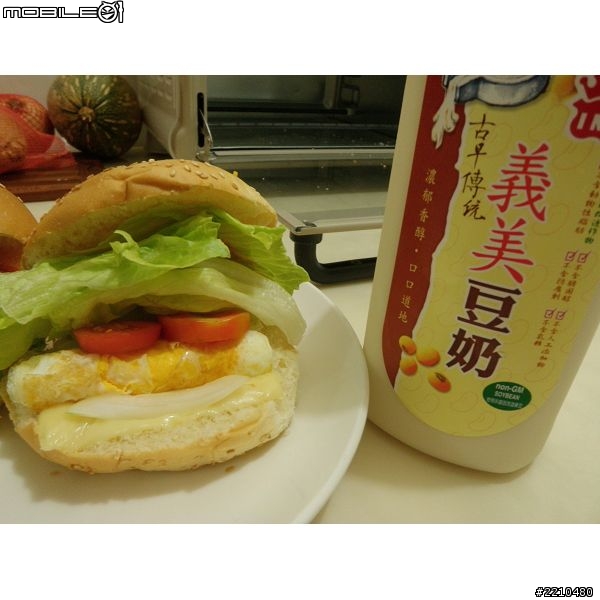 老婆今早做的鮮蔬起士嫩蛋堡(附圖)