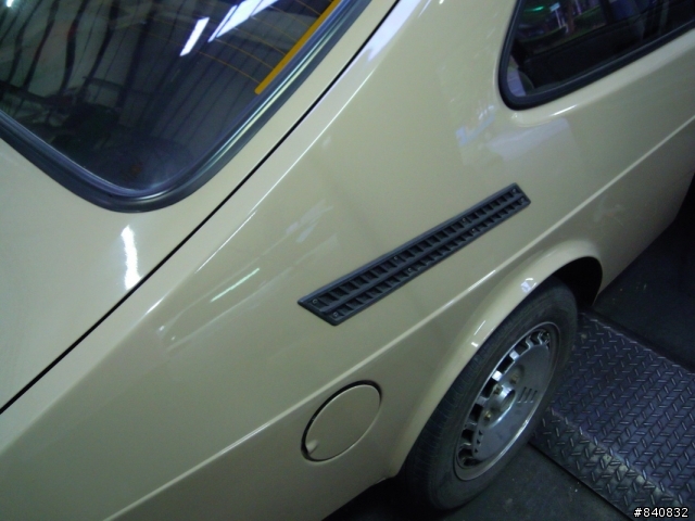 在修車廠看到的SAAB美車....不知道型號??????