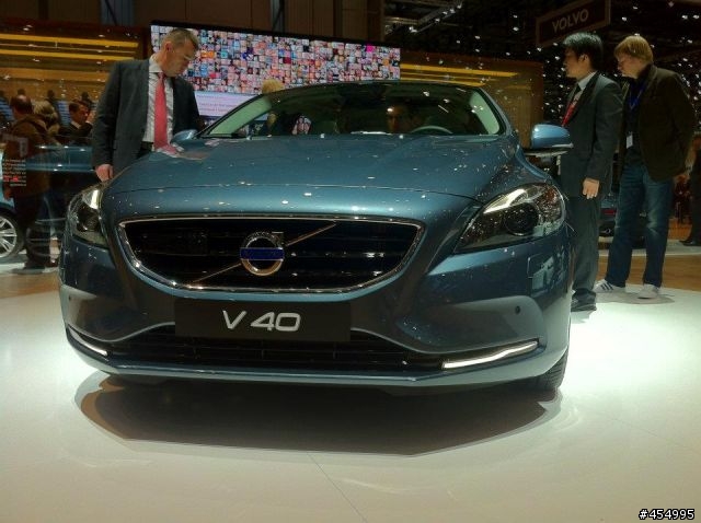 Volvo New V40實車照片(補上v40國際官方網站及專屬facebook)