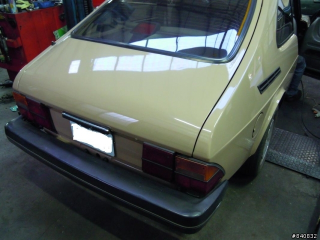 在修車廠看到的SAAB美車....不知道型號??????