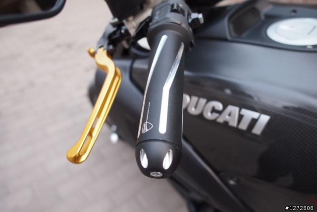 人生第一台重車Ducati Diavel Carbon