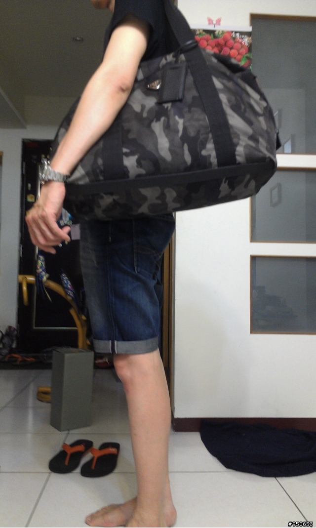 PRADA迷彩軍綠側背包及PRADA夾腳拖鞋