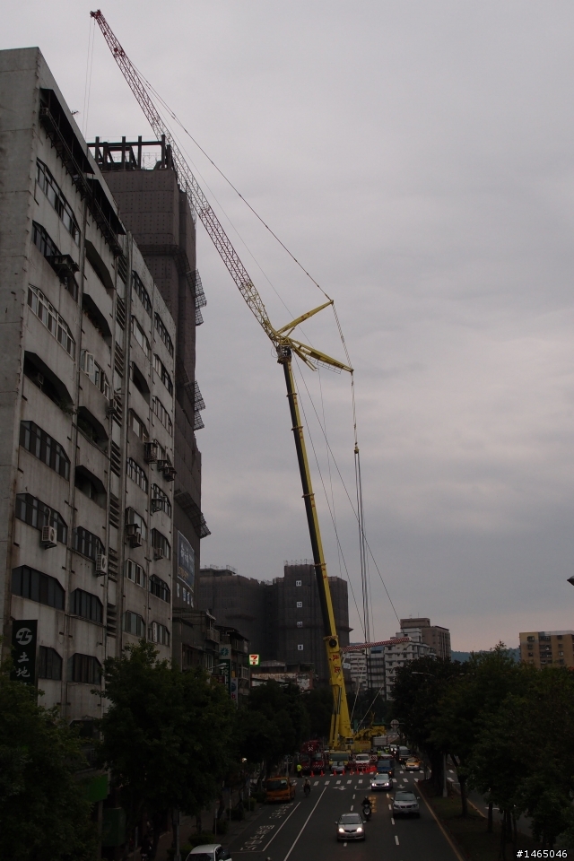 把吊車吊下來的吊車...