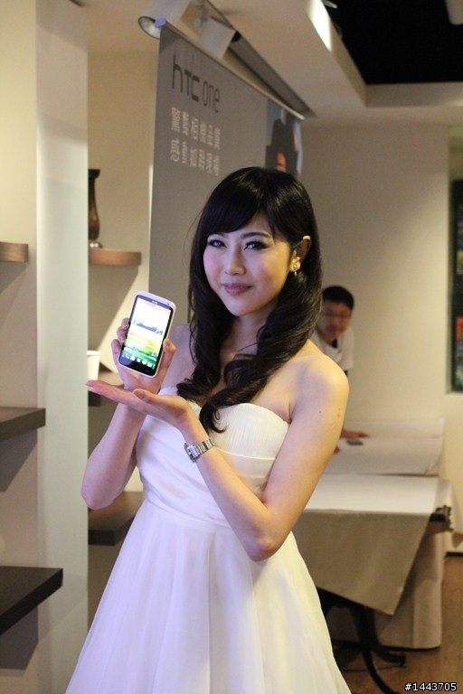 (新增福利社)× ×【體驗會分享】HTC ONE X 體驗會——掀起手機相機革命潮，實測潔白機背做筆記好方便 × ×