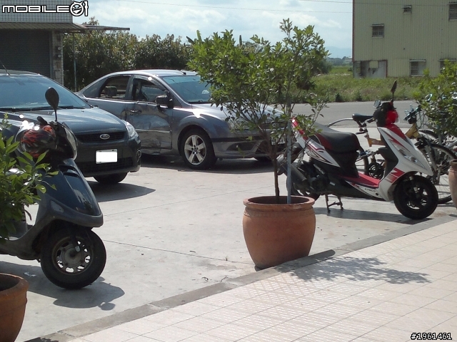今天早上發生的車禍....機車撞汽車