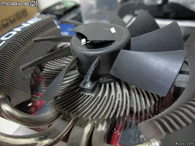 用很久的顯卡風扇不小心弄斷.....變更大聲~MSI 4890 OC
