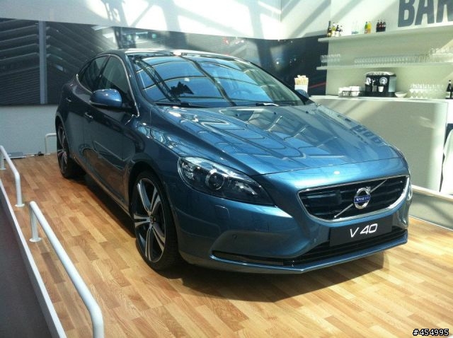 Volvo New V40實車照片(補上v40國際官方網站及專屬facebook)