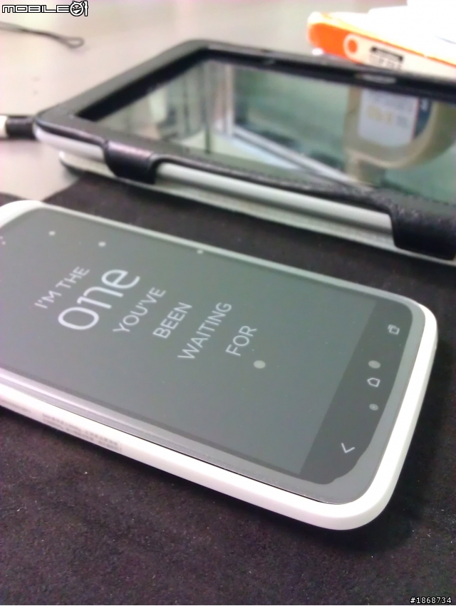 HTC ONE X 開箱充電中 拆開白色手機盒要小心 我摔到了