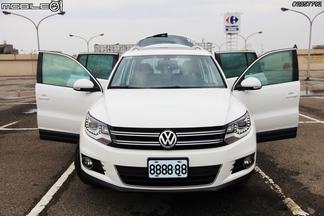 ( PART2開箱) 2012 TIGUAN TSI S&S 全配到齊了:HID日行燈+全景天窗+撥片方向盤+RVC顯影+側踏+德國後箱飾條..