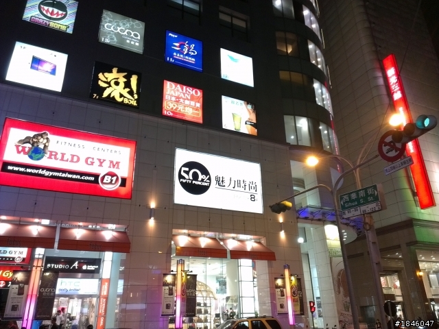 OneX照相蓋大樓嘍！