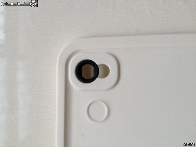 使用"LIFEPROOF"保護殼.注意後面相機.那小塊玻璃(塑膠)