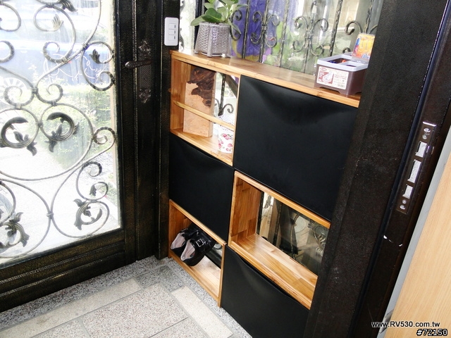 簡單柚木方框鞋櫃--IKEA塑膠三格鞋櫃充分利用...
