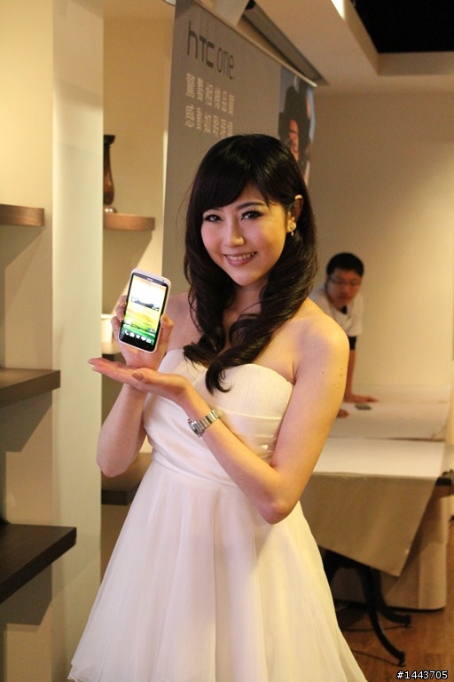 (新增福利社)× ×【體驗會分享】HTC ONE X 體驗會——掀起手機相機革命潮，實測潔白機背做筆記好方便 × ×