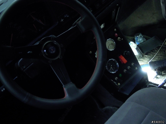 在修車廠看到的SAAB美車....不知道型號??????
