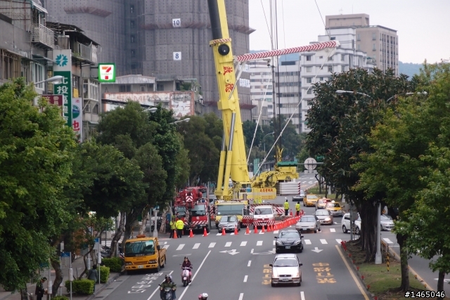 把吊車吊下來的吊車...