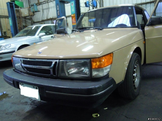 在修車廠看到的SAAB美車....不知道型號??????