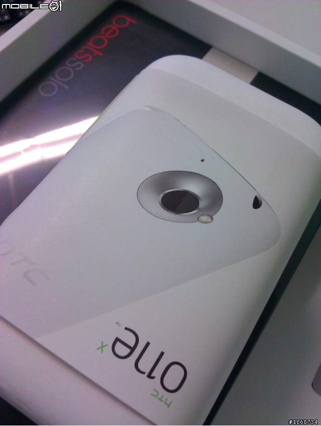 HTC ONE X 開箱充電中 拆開白色手機盒要小心 我摔到了