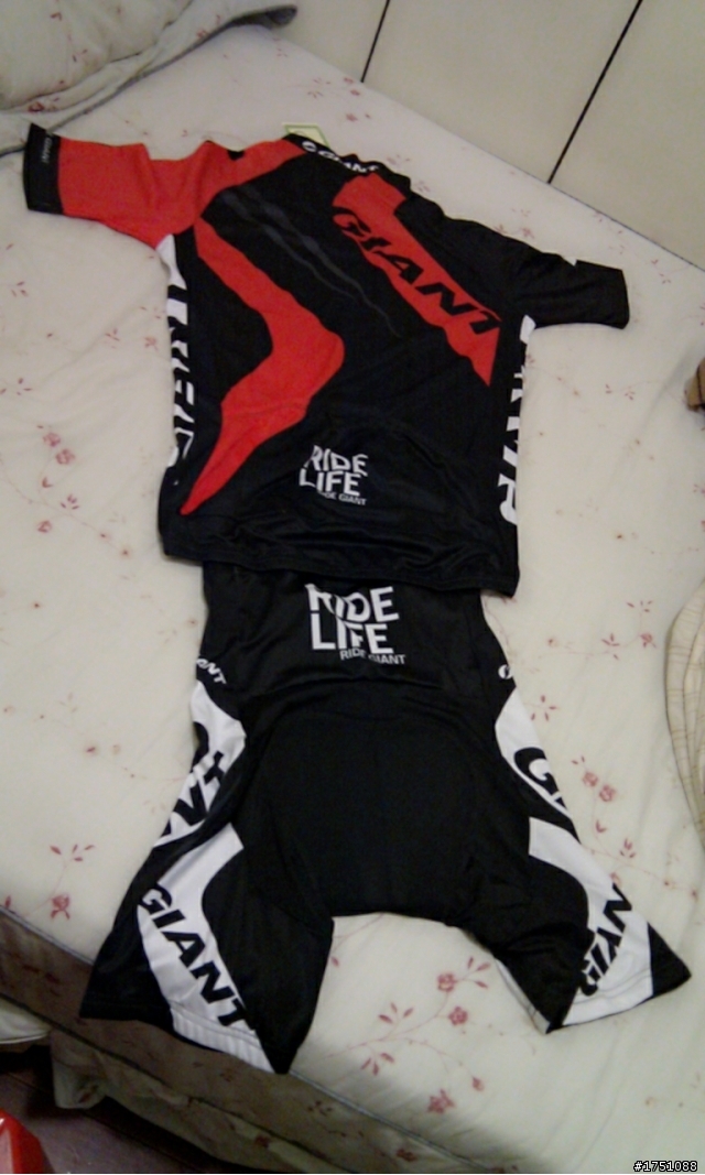 第一套車衣開箱 :]