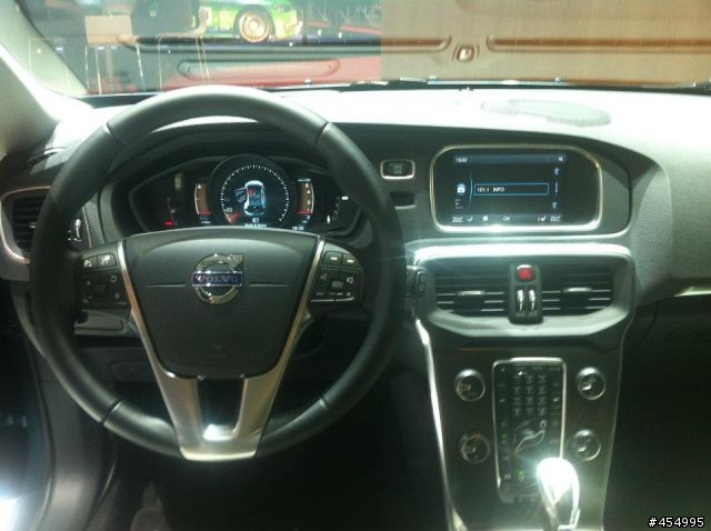 Volvo New V40實車照片(補上v40國際官方網站及專屬facebook)
