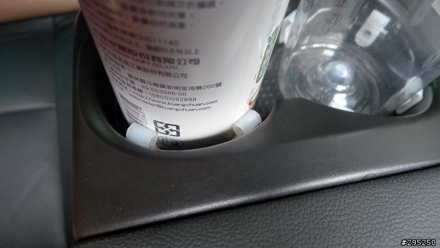 我的FOCUS 後置杯架 終於可以放飲料啦