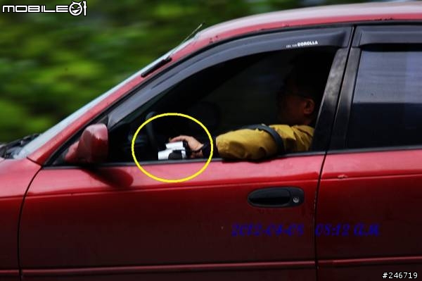 路上出現忍者龜2～～後方車輛的你會怎麼做