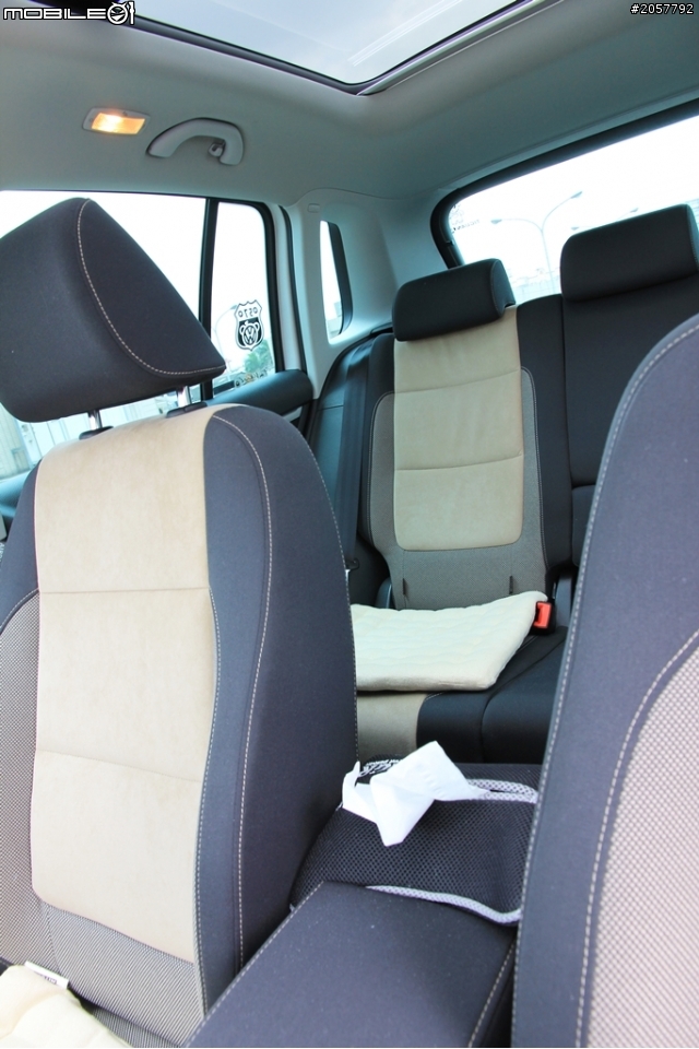 ( PART2開箱) 2012 TIGUAN TSI S&S 全配到齊了:HID日行燈+全景天窗+撥片方向盤+RVC顯影+側踏+德國後箱飾條..