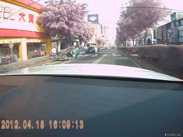 下午的中清路車禍真多，竟有翻車