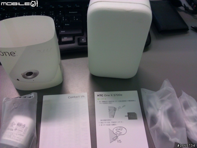 HTC ONE X 開箱充電中 拆開白色手機盒要小心 我摔到了