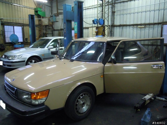 在修車廠看到的SAAB美車....不知道型號??????