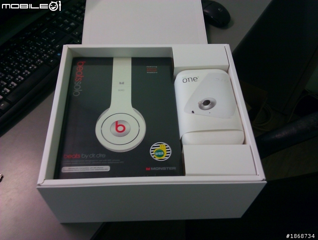 HTC ONE X 開箱充電中 拆開白色手機盒要小心 我摔到了